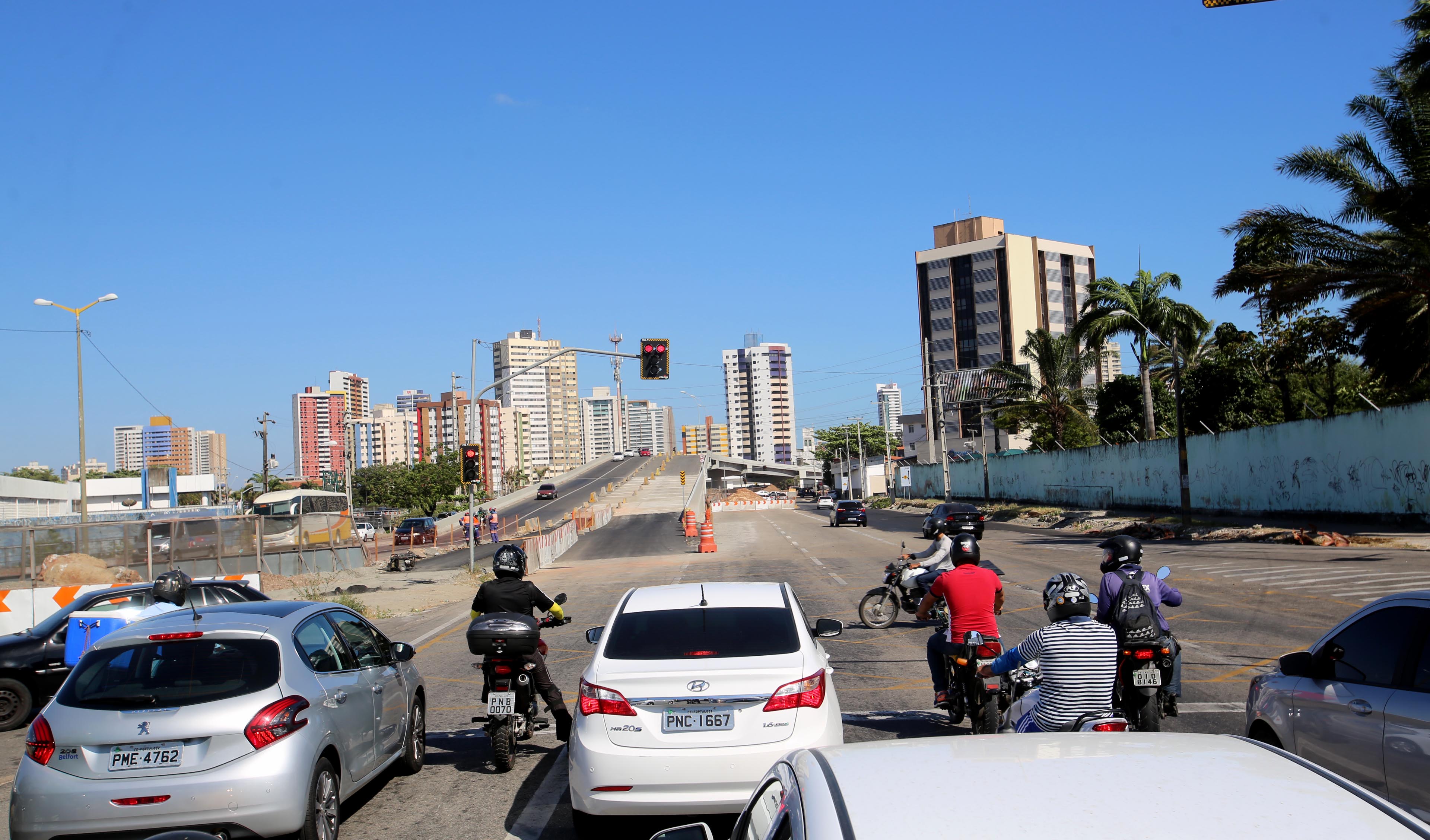 Motoristas sobem o viaduto por uma faixa no sentido BR-116/Centro da Cidade